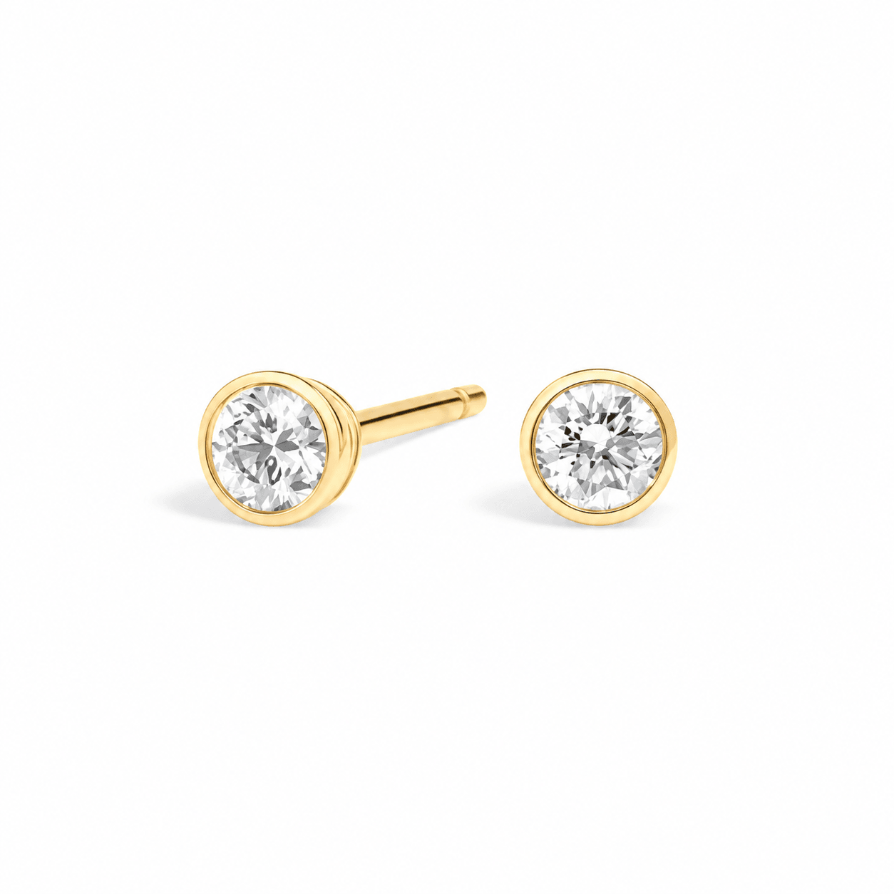 Éclat Round Moissanite Stud Earrings